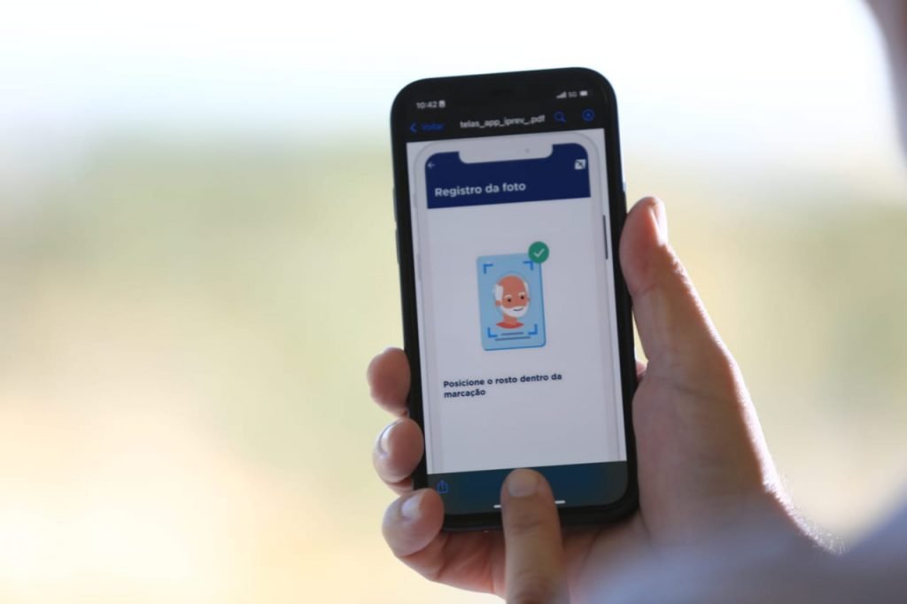 Servidor observa telas do aplicativo da prova de vida digital do DF - Metrópoles