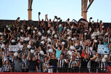 Foto colorida de torcedores do Botafogo