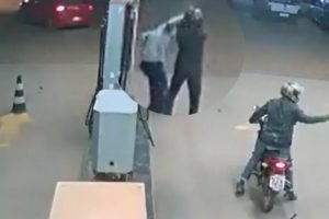 Vídeo: frentista é baleado na cabeça durante assalto e sai andando