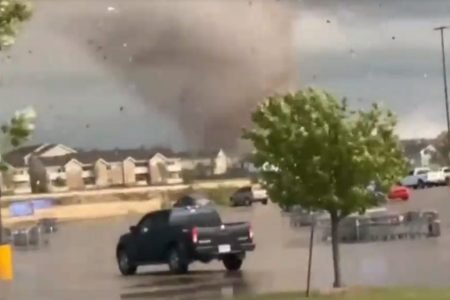 Tornado filmado destruindo cidade do Kansas, no EUA