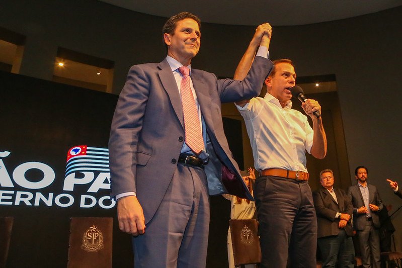 O governador João Doria levanta o braço do presidente do PSDB, Bruno Araújo, durante o discurso em que confirmou a pré-candidatura à Presidência
