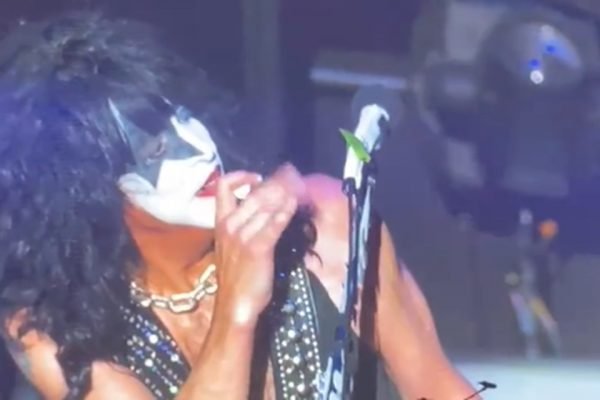 Inseto aparece no meio do show do Kiss e vocalista brinca com o bicho