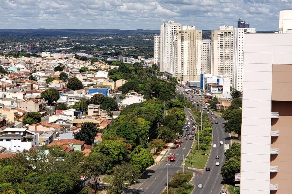 Helicóptero do Corpo de Bombeiros pousa no meio de uma rua no Guará II - Metrópoles