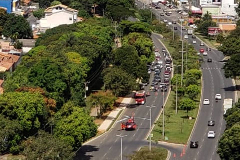 Helicóptero do Corpo de Bombeiros pousa no meio de uma rua no Guará II - Metrópoles