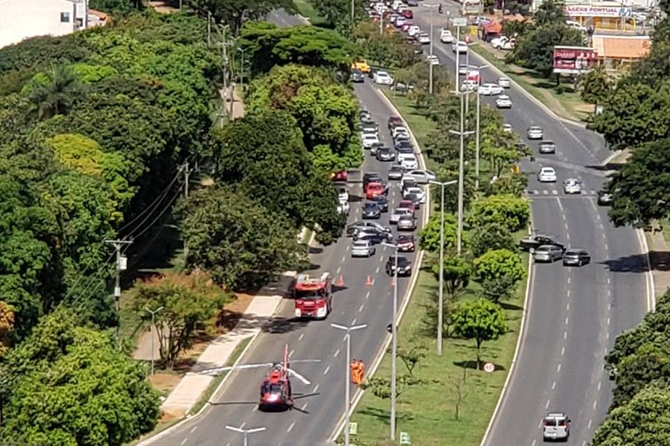 Helicóptero do Corpo de Bombeiros pousa no meio de uma rua no Guará II - Metrópoles