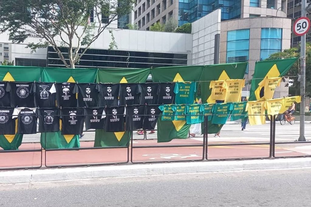 Bandeiras do Brasil e roupas em defesa de Bolsonaro são expostas na Avenida Paulista, em São Paulo