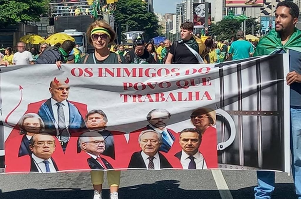 Ministros do STF são criticados em manifestação pró-Bolsonaro em São Paulo