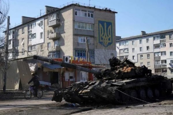 Tanque de guerra passando pela rua da Ucrania - Metrópoles