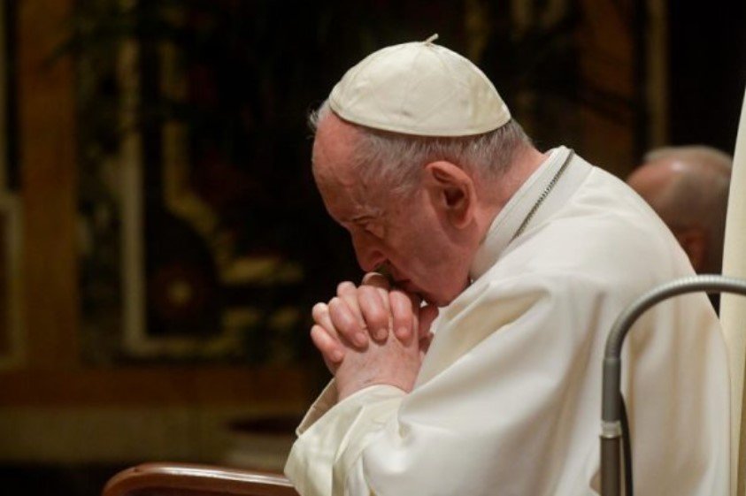 Papa Francisco com a cabeça abaixada sobre as mãos - Metrópoles