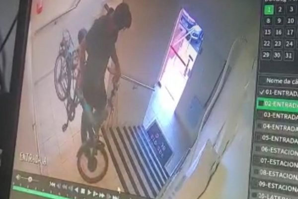 Homem arromba prédio e furta bicicleta