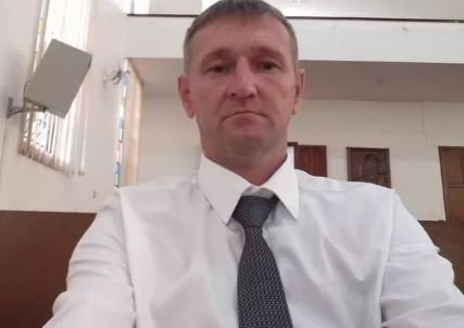 Cesar Schaeffer, motorista do ônibus que se envolveu em acidente com mortes no Paraná. Ele olha para a câmera, é branco e usa roupa social - Metrópoles