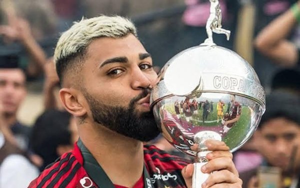 Imagem colorida de Gabigol beijando a taça da Libertadores em 2019