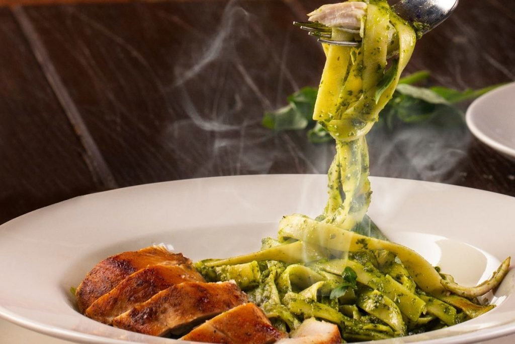 Prato de talharim ao pesto com carne enrolada em garçons - Metrópoles