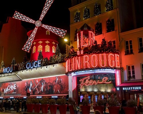 moinho vermelho em rua famosa de Paris