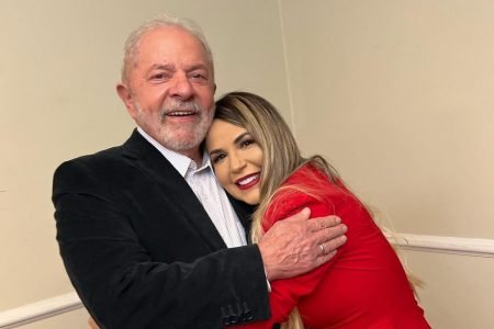 O ex-presidente Lula tira foto abraçado com a influenciadora Deolane Bezerra- Metrópoles