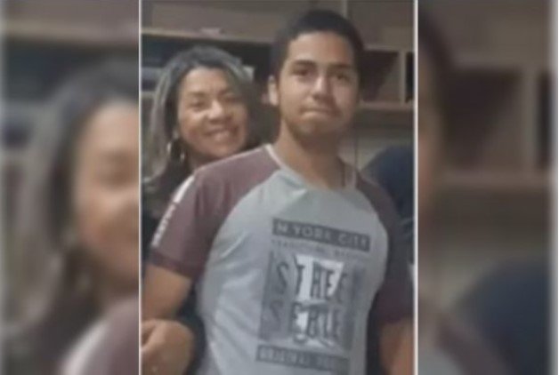 Geoffrey Stony Oliveira do Nascimento em pé abraçado com uma mulher - Metrópoles