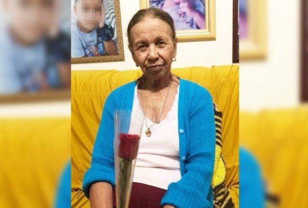 Geralda Cândida Santos Nascimento sentada em um sofá com uma rosa nas mãos- Metrópoles