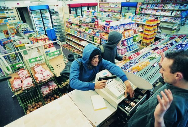 Homens armados roubando um mercado - Metrópoles