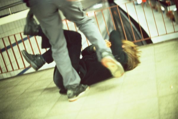 Pessoa chutando outra pessoa caida no chão- Metrópoles