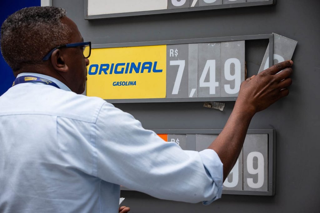 Posto de gasolina trocando a placa com os valores