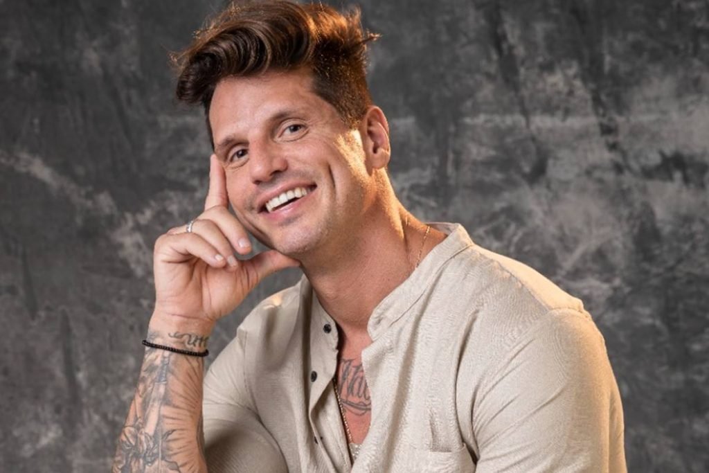 foto de fernando fernandes. Ele está com uma pulseira preta, camisa branca, é branco e tem o cabelo preto - Metrópoles