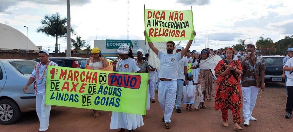 religiosos protestando