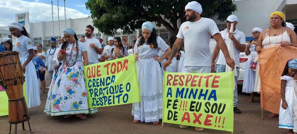 religiosos protestando