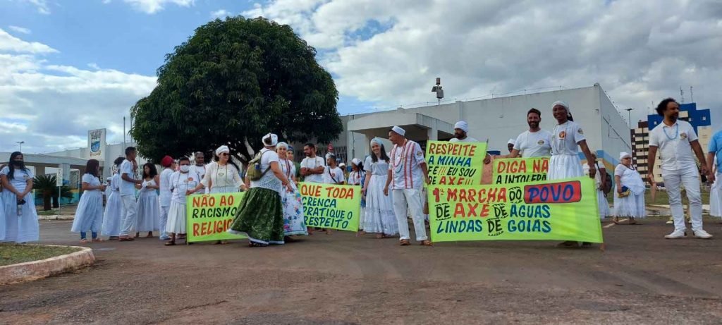 religiosos protestando