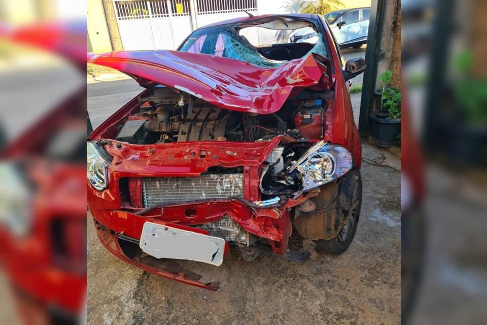 carro vermelho com a dianteira destruída após atropelar jovem no Incra, no DF