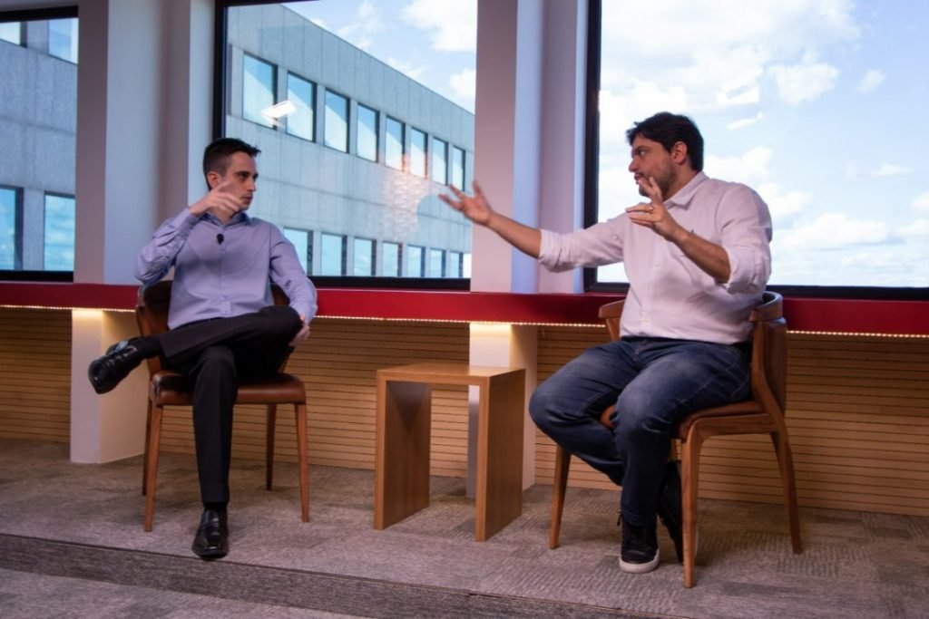 dois homens sentados conversando