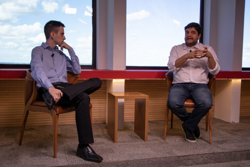 dois homens sentados conversando