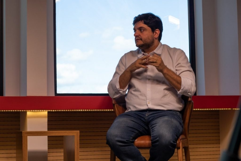 homem olhando para o lado