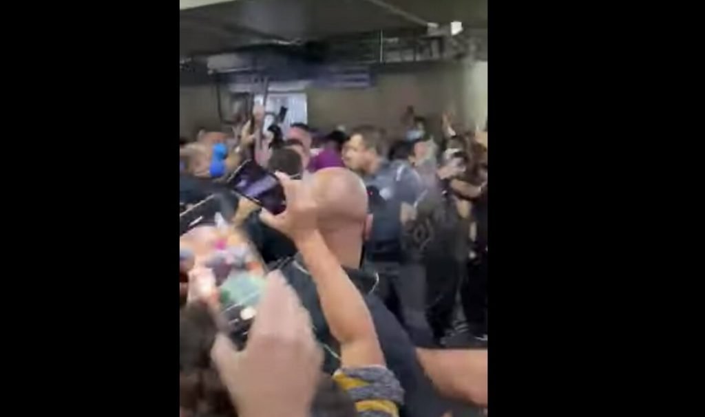O caso ocorreu em um vagão da Linha 1-Azul do Metrô e gerou protestos na estação Ana Rosa do Metrô São Paulo