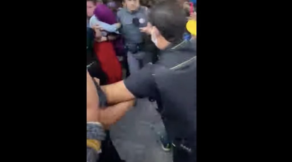 A mulher branca saiu escoltada pela Polícia Militar enquanto passageiros gritavam “racista”