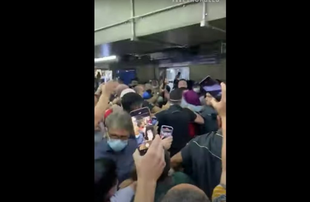 Os passageiros impediram que a mulher branca saísse da estação de Metrô, enquanto a Polícia Militar não chegou