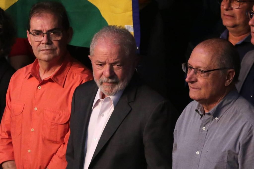 Imagem colorida mostra, da esquerda para a direita: Paulinho da Força, Lula e Geraldo Alckmin