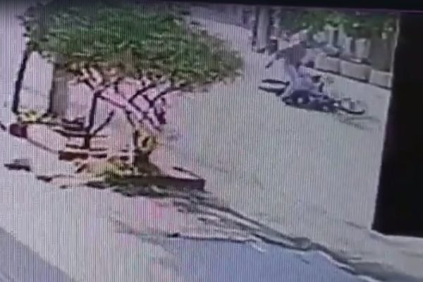 Vídeo de câmera de segurança mostra mulher sendo atropelada por moto em rua do Centro de Goiânia - Metrópoles