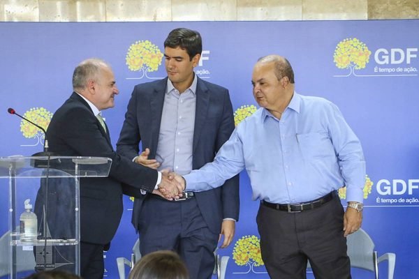 O governador Ibaneis Rocha cumprimenta novo chefe da Defensoria Pública do Distrito Federal, Celestino Chupel, ao lado do presidente da CLDF, Rafael Prudente - Metrópoles