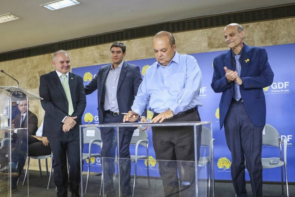 Ibaneis, Paco Brito, Celina Leão e Rafael Prudente em posse de novo defensor público, Celestino Chupel no Palácio do Buriti - Metrópoles