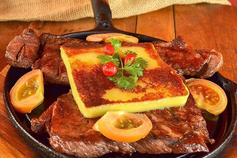 снимка на малък тиган с месо и сирене и домати