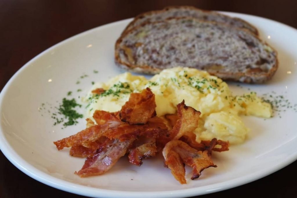 foto de prato com ovos, bacon e pao