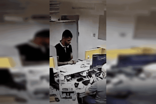 print de video de homem na boca do caixa de banco