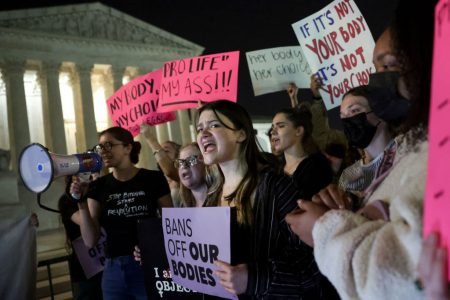 Manifestantes protestam contra e a favor do aborto em frente a Suprema Corte dos Estados Unidos, após vazamento de documento que indicaria revogação do direito no país. Na foto, mulheres com cartazes a favor do aborto se manifestam - Metrópoles
