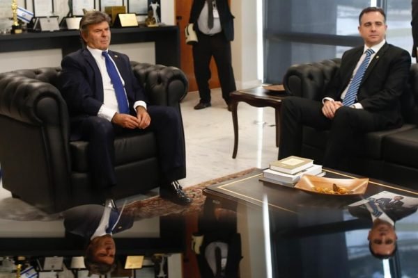 Ministro Luiz Fux e o presidente do Senado, Rodrigo Pacheco em sala do STF