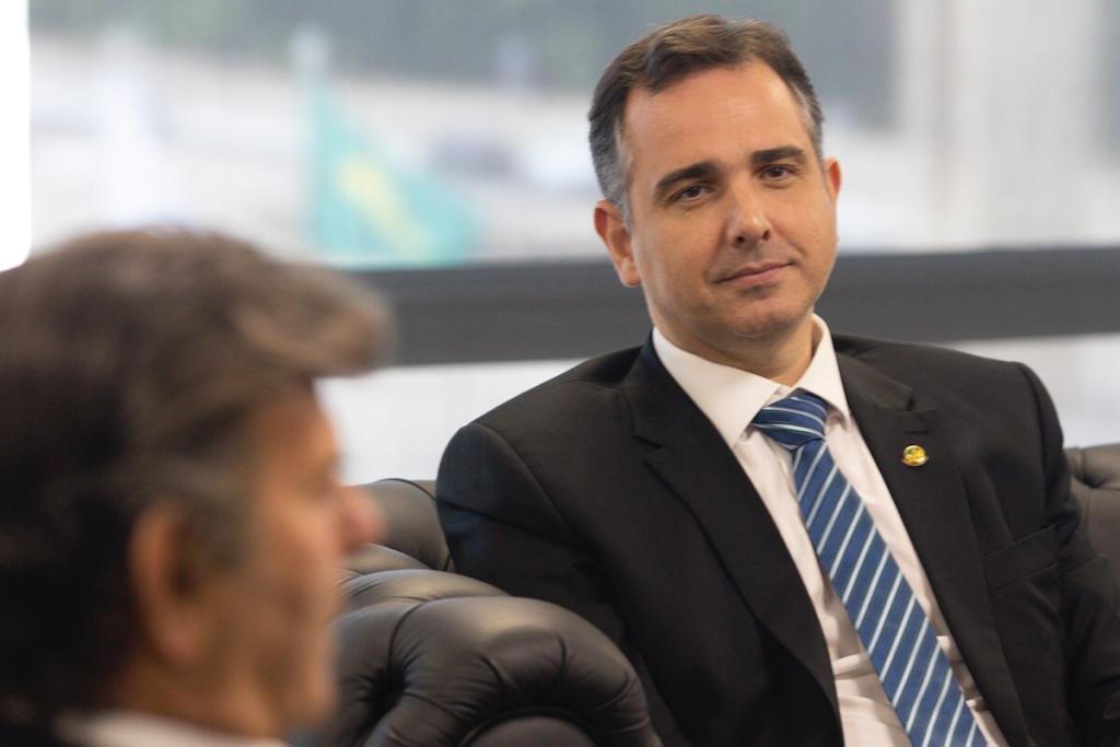 O presidente do Congresso Nacional, Rodrigo Pacheco, durante reunião com o presidente do STF, Luiz Fux. Ele está sentado em poltrona preta, usando terno - Metrópoles