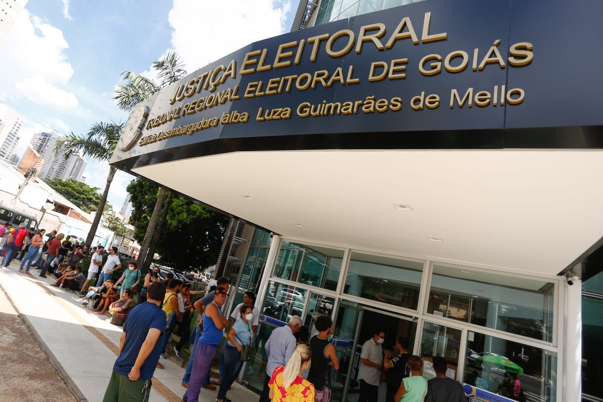 eleitores fazem fila no TRE em goiânia para regularizar título eleitoral