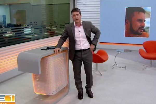 Apresentador da Globo Bruno Fonte passa mal ao vivo em apresentação do telejornal e se ampara em mesa - Metrópoles