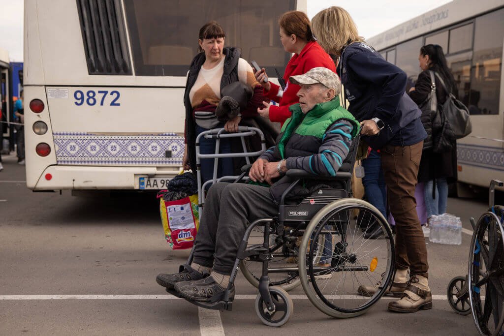 refugiados de Azovstal em Mariupol chegam a Zaporizhzhia na Ucrânia