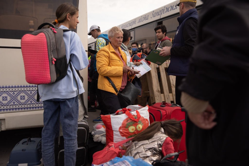 refugiados de Azovstal em Mariupol chegam a Zaporizhzhia na Ucrânia