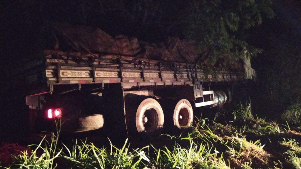 Caminhão perde controle e sai da pista em acidente em Goiás